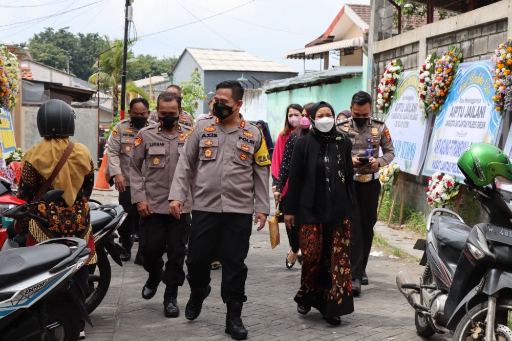 Kapolres Gresik bersama ketua Bhayangkari takziah ke rumah Aiptu Jailani
