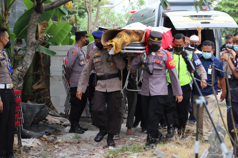 Polres Gresik beserta jajarannya berikan penghormatan terakhir ke Aiptu Jailani saat mengantar ke tempat peristirahatan terakhir