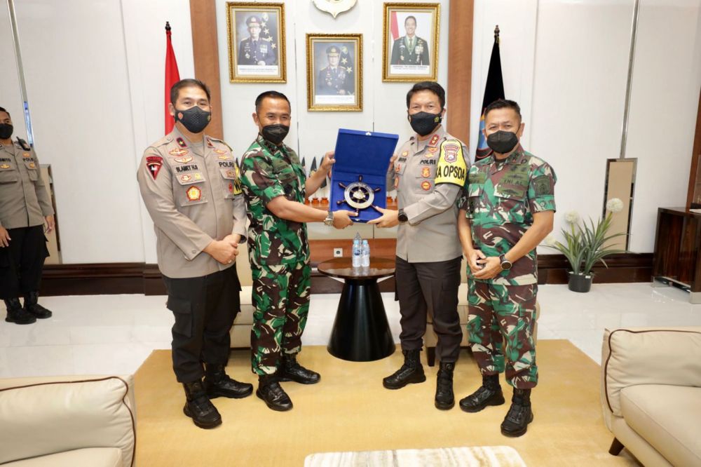 Kapolda Jatim Irjen Pol Dr Nico Afinta saat terima kunjungan kehormatan Dankodiklatal Letjen TNI Suhartono di Mapolda Jatim