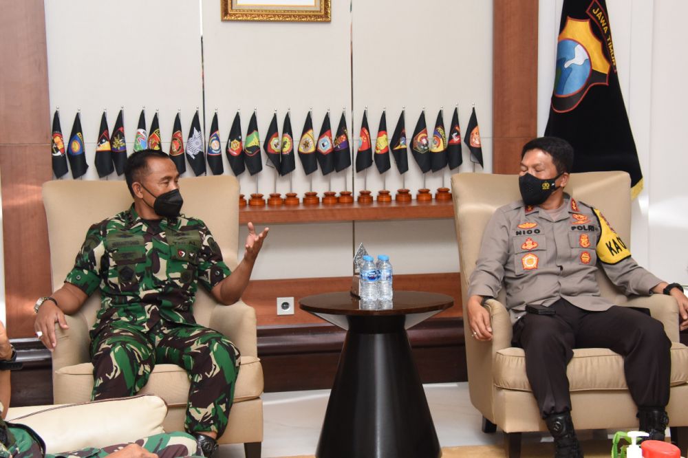Dankodiklatal Letjen TNI Marinir Suhartono saat kunjungan ke Kapolda Jatim Irjen Pol Dr Nico Afinta di Mapolda Jatim 