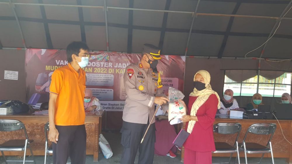 Kapolres Pamekasan AKBP Rogib Triyanto saat tinjau vaksin