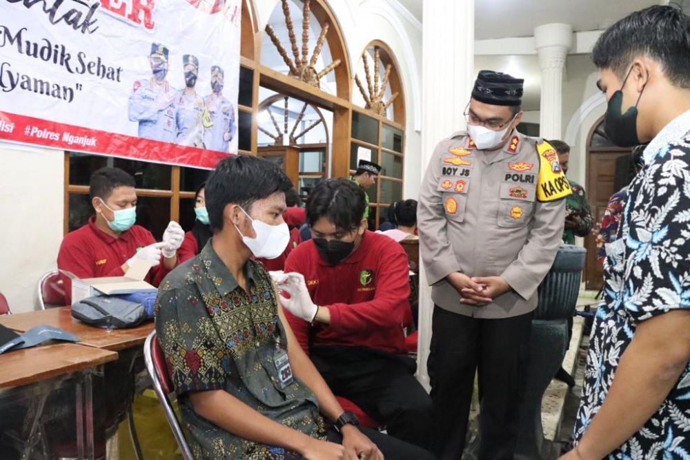 Kapolres Nganjuk AKBP Boy Jeckson saat tinjau vaksin