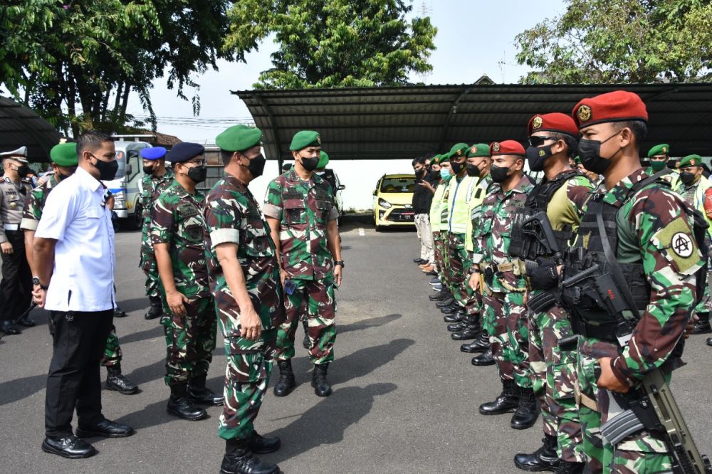 Danrem 084/BJ Brigjen TNI Widjanarko saat pimpin apel gelar pasukan