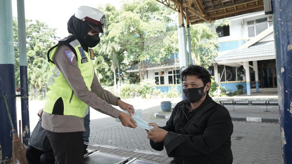Polwan Polres Gresik saat bagikan masker ke pengguna angkutan umum di terminal Bunder Gresik 