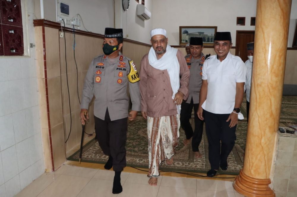 Kapolda Jatim Irjen Pol Dr Nico Afinta saat silaturahmi ke Ponpes Suniyyah Salafiyah Pasuruan 