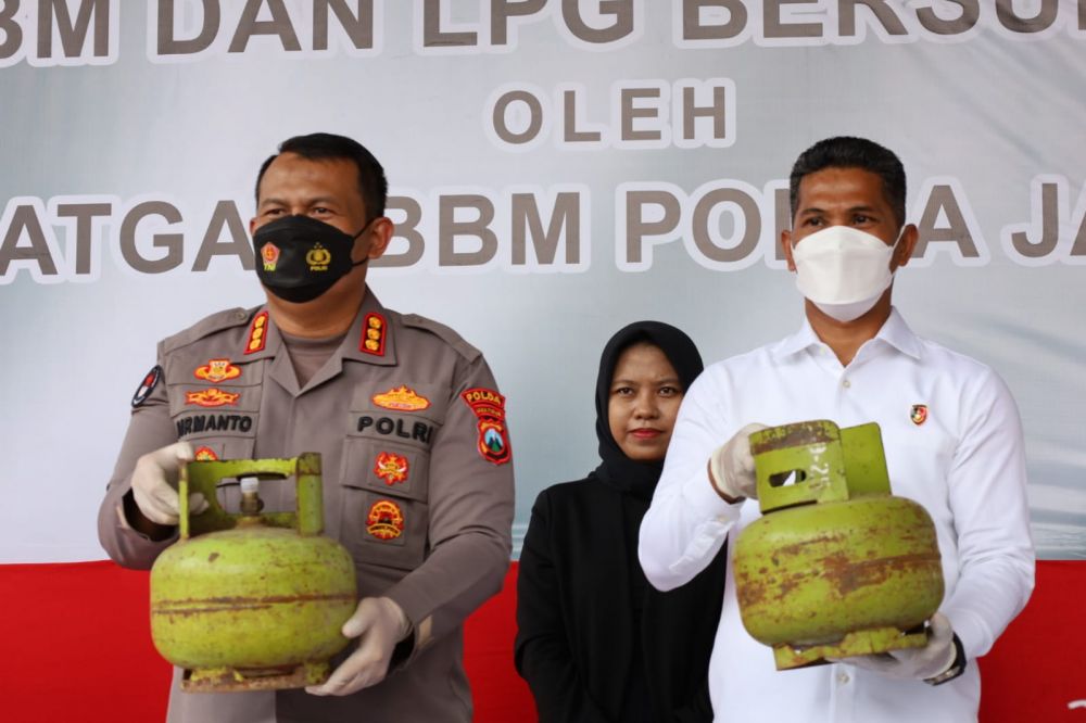 Kabid Humas Polda Jatim Kombespol Dirmanto didampingi Wadirkrimsus Polda Jatim AKBP Sulham Efendi saat prees release 