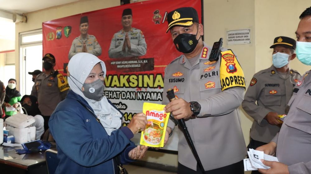 Kapolresta Sidoarjo memberikan bantuan ke pengguna moda transportasi 