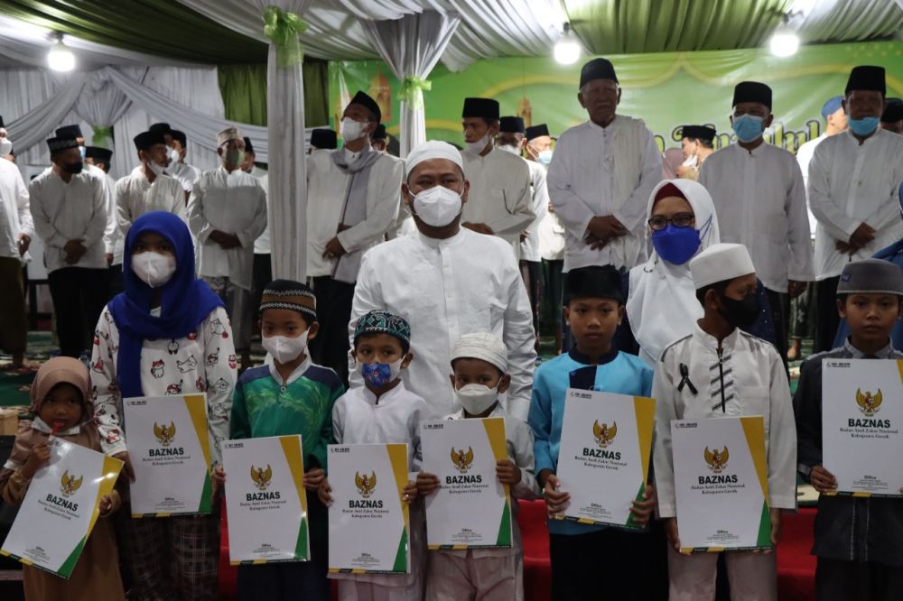 Bupati Gresik Gus Yani dan Wakapolres Gresik Kompol Ari Galang Saputro saat menghadiri malam Nuzulul Qur'an 