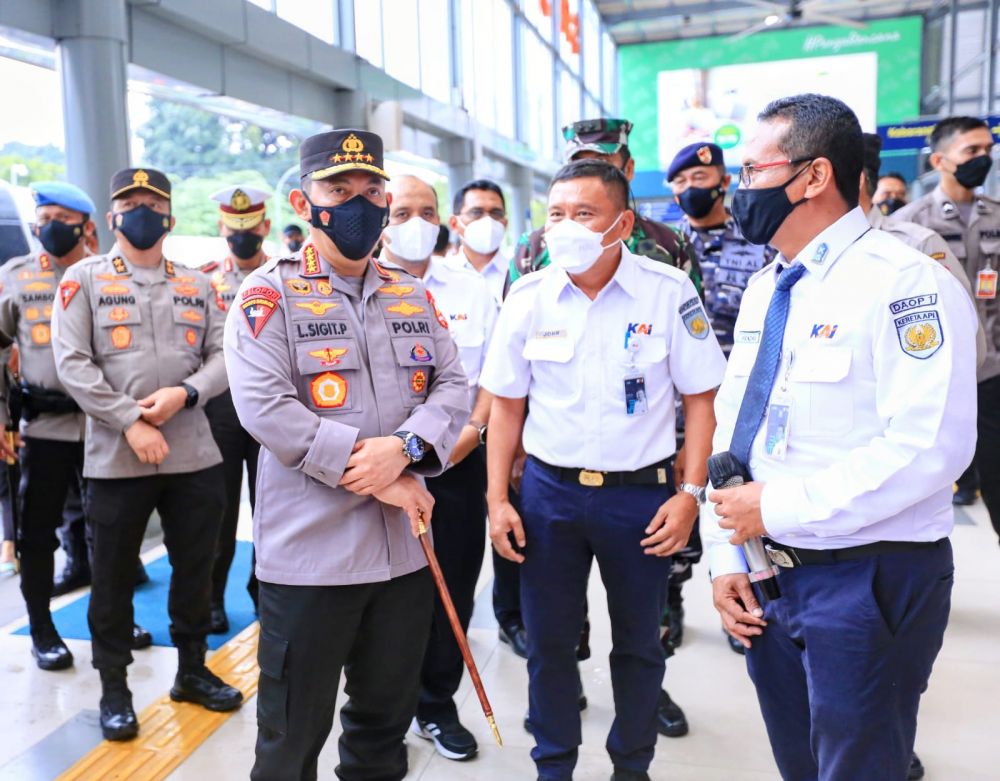 Kapolri Himbau Warga Mudik saat Tinjau Stasiun Pasar Senen