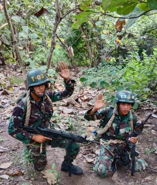 Siswa Dikko Marinir lakukan jurit komandan 