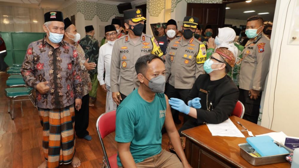 Kapolda Jatim Irjen Pol Dr Nico Afinta saat cek vaksin Booster