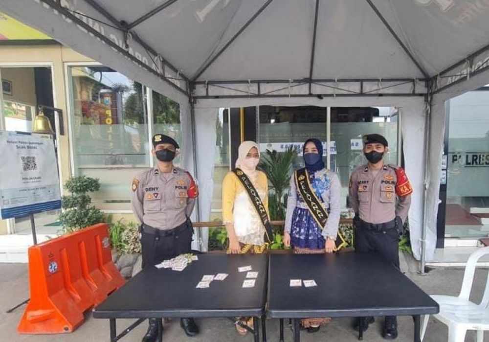 Polwan Polda Jatim saat peringatan Hari Kartini