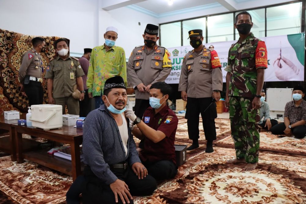 Kapolres Gresik AKBP Mochamad Nur Azis saat tinjau Vaksin Booster di Ponpes Mambaus Sholihin 