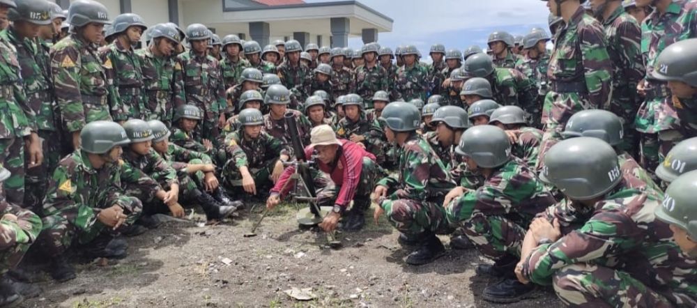 Siswa Kodiklatal Dikmaba mendapat pengenalan senjata 