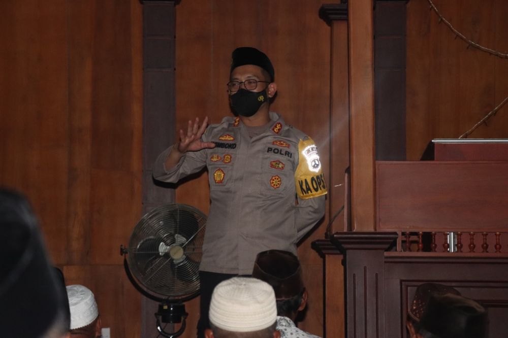 Kapolres Bondowoso AKBP Wimboko saat memberikan edukasi