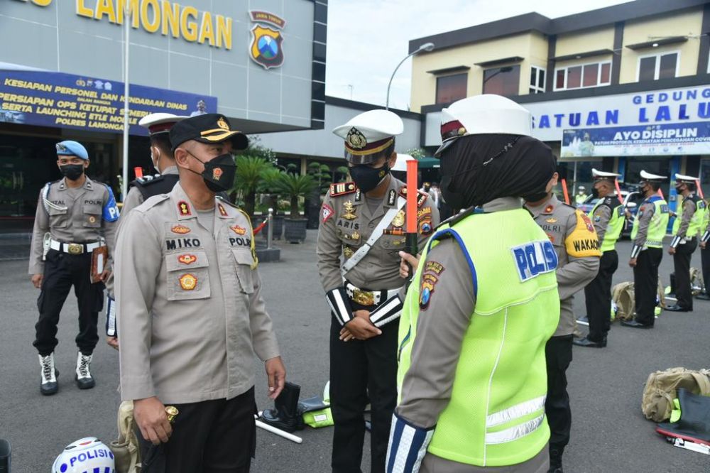 Kapolres Lamongan AKBP Miko Indrayana saat cek kesiapan pasukan pengamanan lebaran
