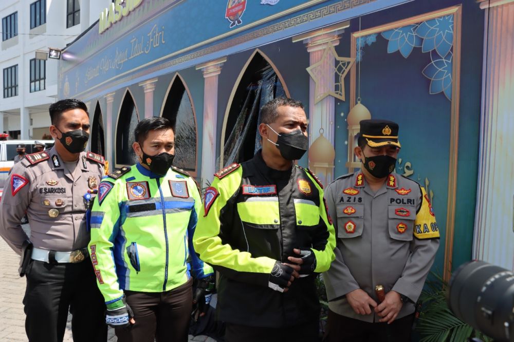 Dirlantas Polda Jatim Kombespol Latif Usman saat cek Posyan di Gresik 