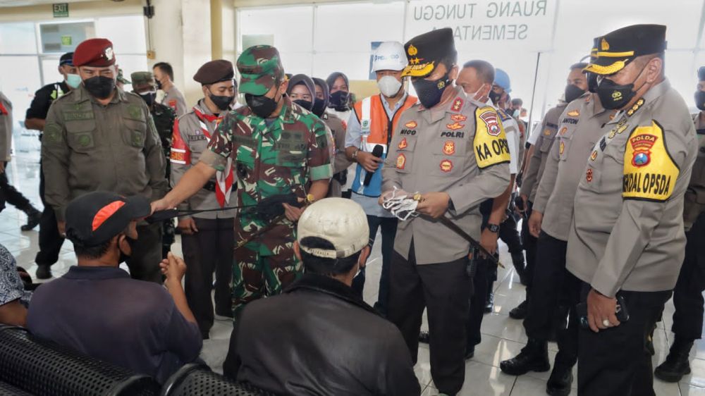 Kapolda Jatim Irjen Pol Nico Afinta bersama Forkopimda Jatim cek Pospam, Posyan dan Pos Terpadu 