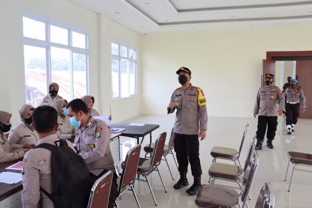 Wakapolres Gresik Kompol Ari Galang Saputro saat cek BTPKLWN