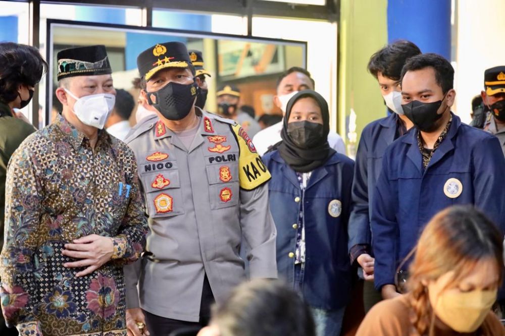 Kapolda Jatim Irjen Pol Dr Nico Afinta saat cek vaksin Booster di gedung Unair Surabaya