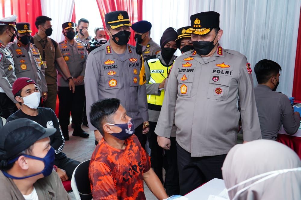 Wakapolri Komjen Gatot Eddy Pramono saat tinjau vaksin dan pengamanan mudik lebaran 