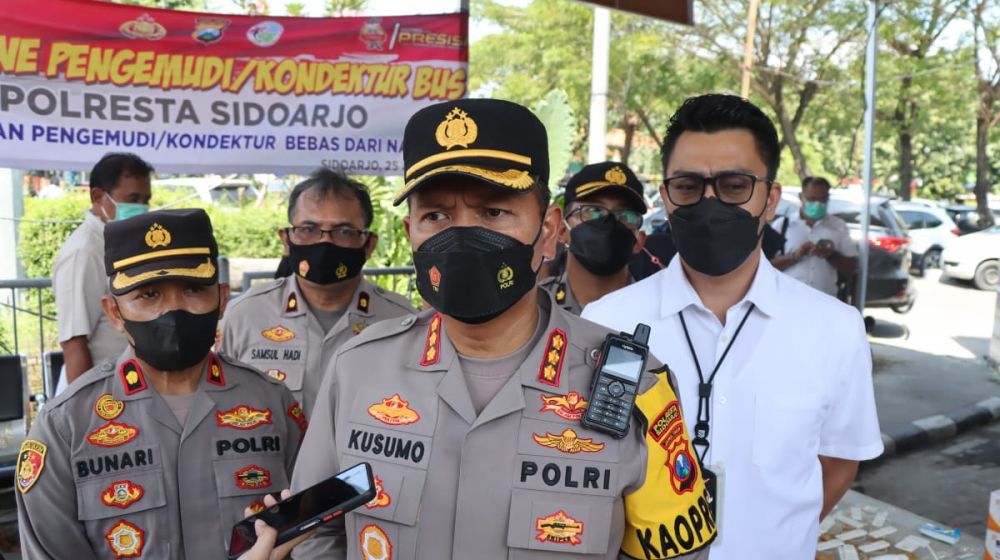 Polresta Sidoarjo Gelar Test Urine Sopir Bus Terminal Purabaya, Wujudkan Mudik Aman dan Sehat