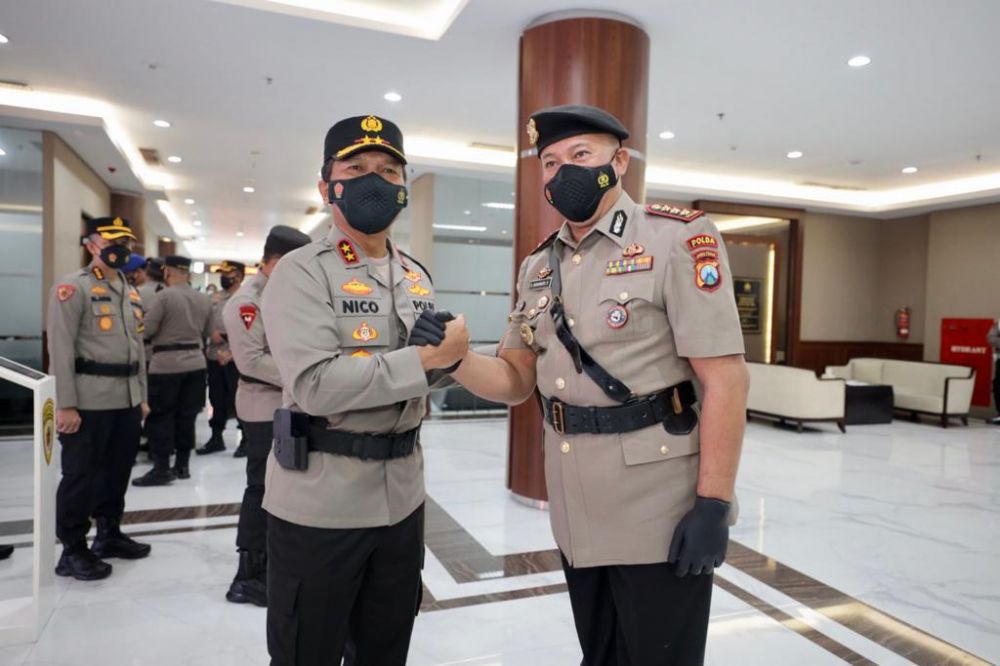 Kapolda Jatim Irjen Pol Nico Afinta saat memberikan selamat