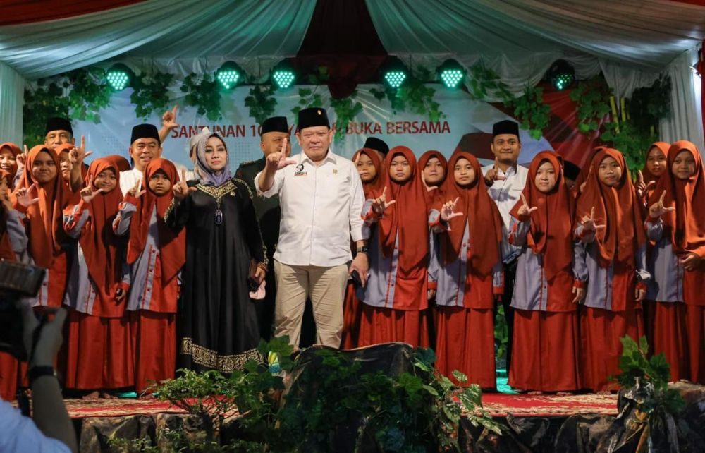 Ketua DPD RI AA LaNyalla Mahmud Mattalitti saat hadiri santunan di Ponpes Al-Musri