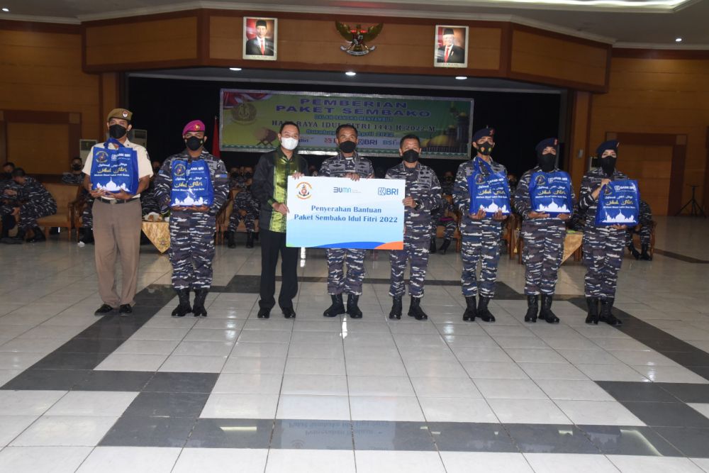 Dankodiklatal Letjen TNI Marinir Suhartono saat penyerahan paket sembako