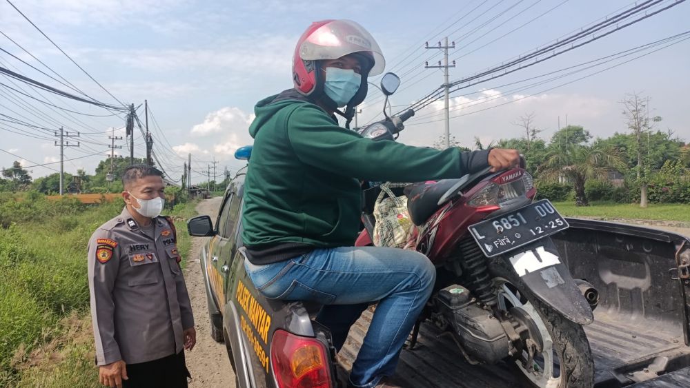 Polisi Gresik saat bantu antar pemudik ke bengkel yang motornya mogok