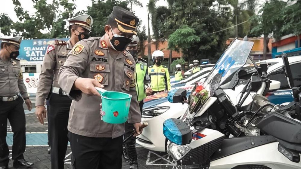 Kapolres Gresik AKBP Mochamad Nur Azis saat siram sebagai launching mobil patwal baru