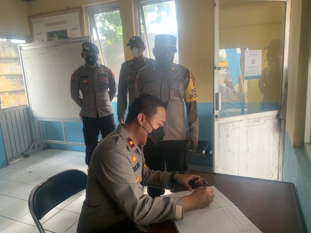 Wakapolres Gresik Kompol Ari Galang Saputro saat cek Pos Pam