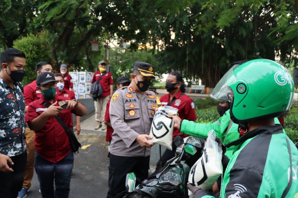 Kapolres Gresik AKBP Mochamad Nur Azis saat berbagi ke para ojol