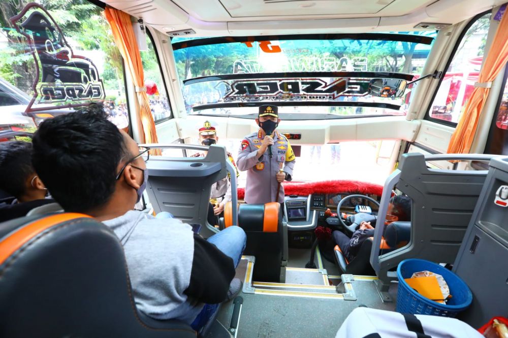 Kapolri Jenderal Listyo Sigit Prabowo saat melepas bus mudik gratis Polri