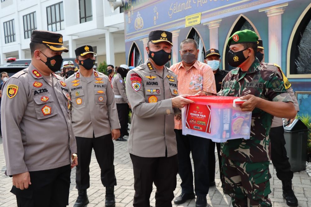 Kapolres Gresik AKBP Mochamad Nur Azis dampingi Irwasum Mabes Polri Komjen Pol Agung Budi Maryoto saat tinjau Posyan Sunan Giri