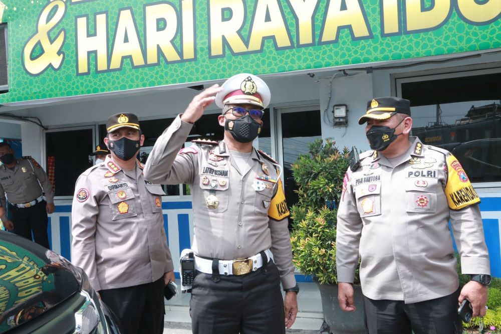 Dirlantas Polda Jatim Kombespol Latif Usman saat tinjau kepadatan di Pos Mengkreng