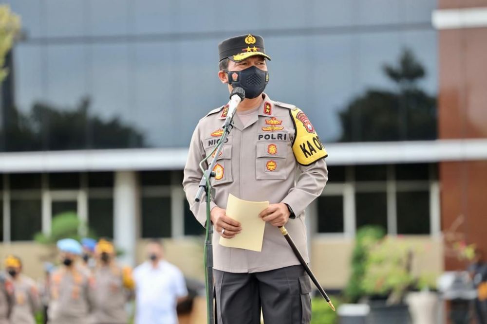 Kapolda Jatim Irjen Pol Dr Nico Afinta saat pimpin apel pasukan pengamanan malam takbir