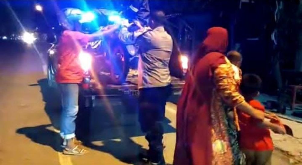 Pemudik yang kelelahan dorong motor ban bocor ditolong patroli Polsek Manyar