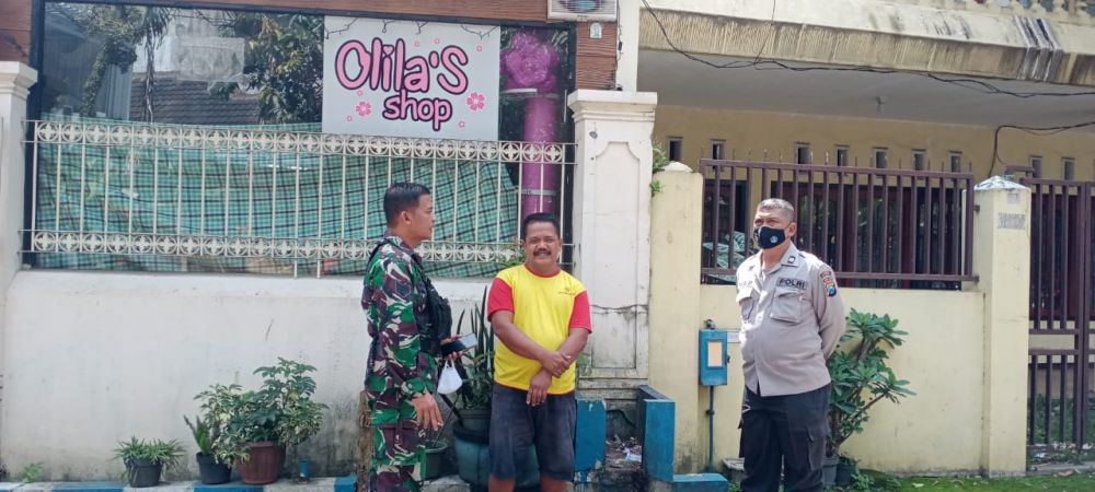Bhabinkamtibmas dan Babinsa saat patroli pengamanan rumah pemudik