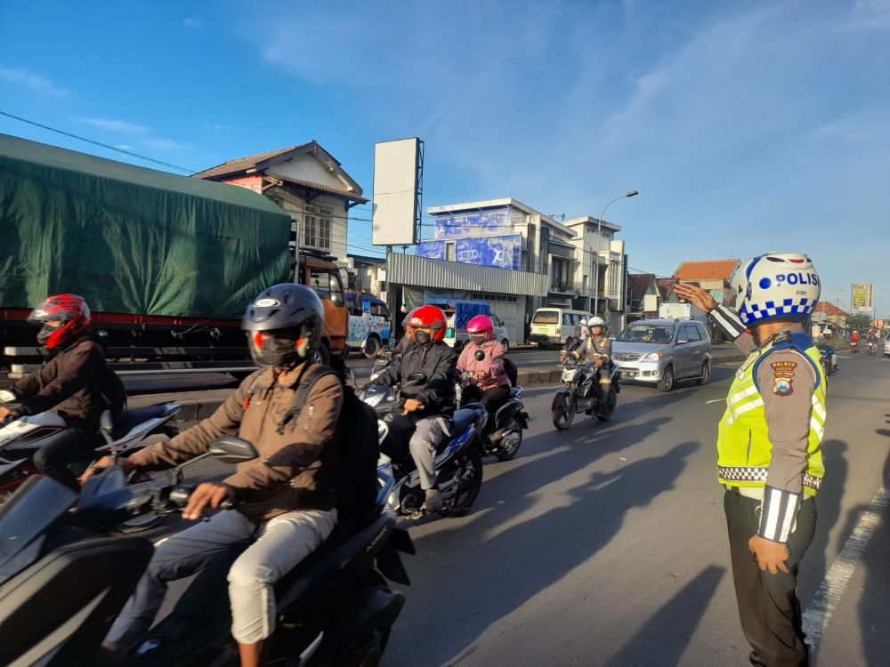 Polisi saat mengatur pemudik usai mudik lebaran 
