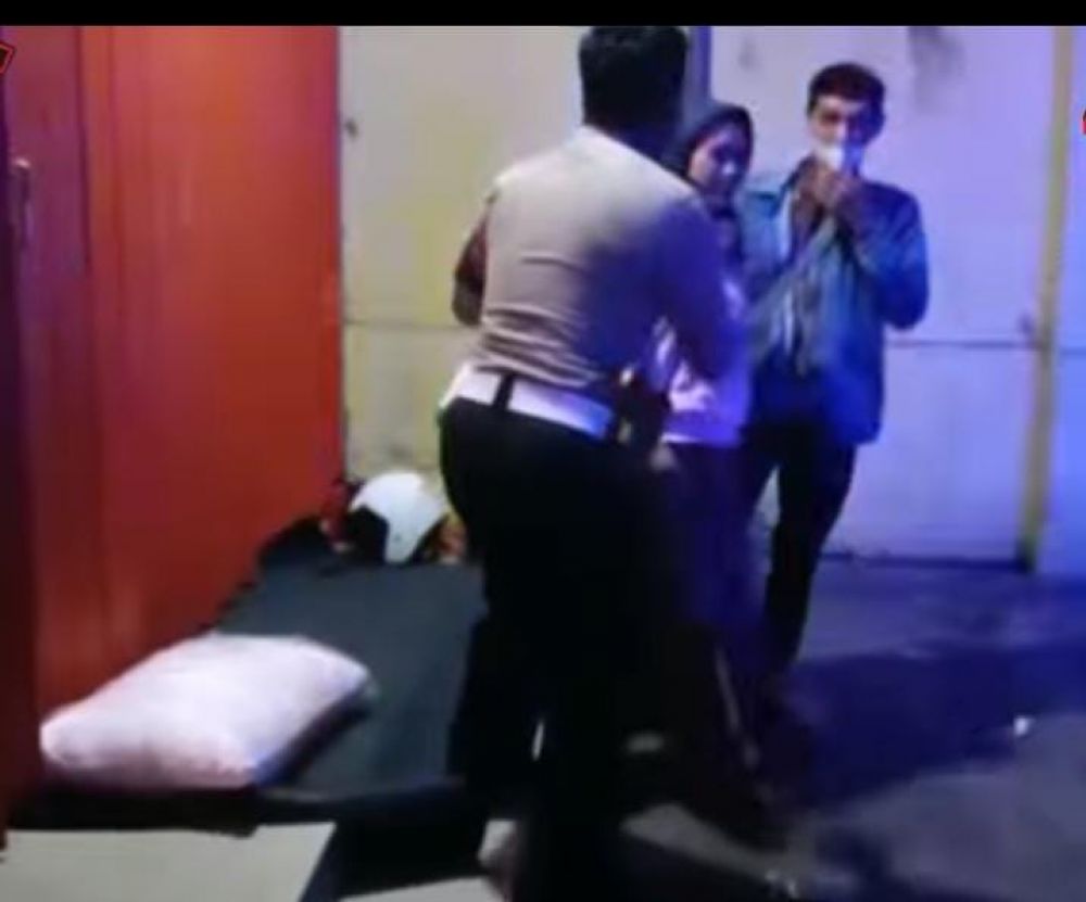 Polisi saat menolong ibu hamil ke puskesmas 