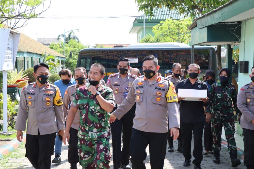 Kapolres Gresik AKBP Mochamad Nur Azis beri kejutan Dandim Gresik saat ulang tahun