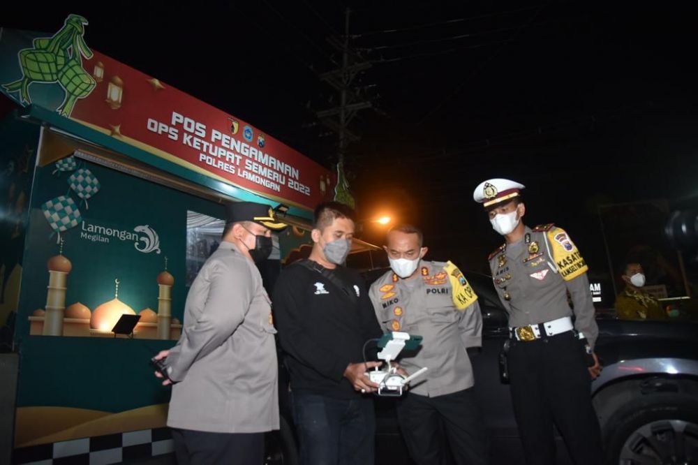 Kapolres Lamongan AKBP Miko Indrayana pantau arus balik lebaran melalui drone