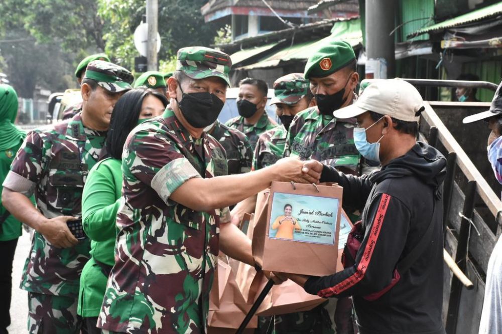 Danrem 084/BJ Brigjen TNI Widjanarko saat memberikan paket Jum'at Berkah