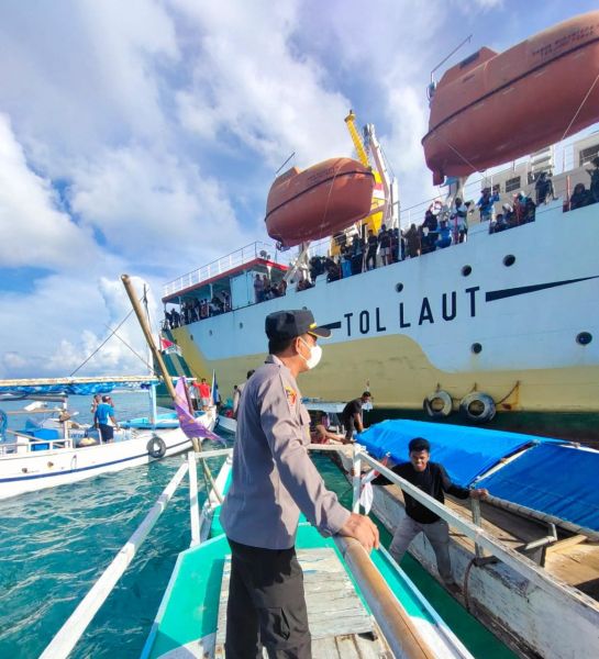 Polres Sumenep Evakuasi Kapal Sabuk Nusantara 91 Kandas di Pulau Setabok