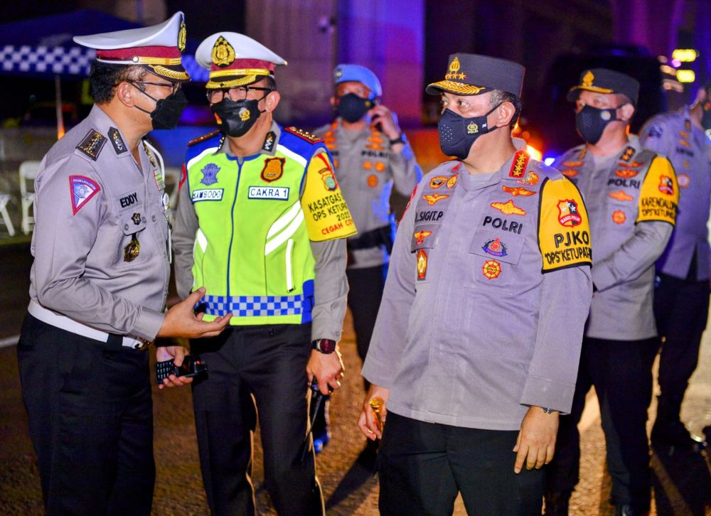 Kapolri Jenderal Listyo Sigit Prabowo saat tinjau tol Cikampek KM 28
