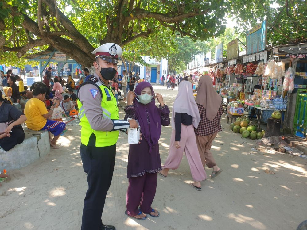 Polisi Gresik saat bagikan masker di tempat wisata