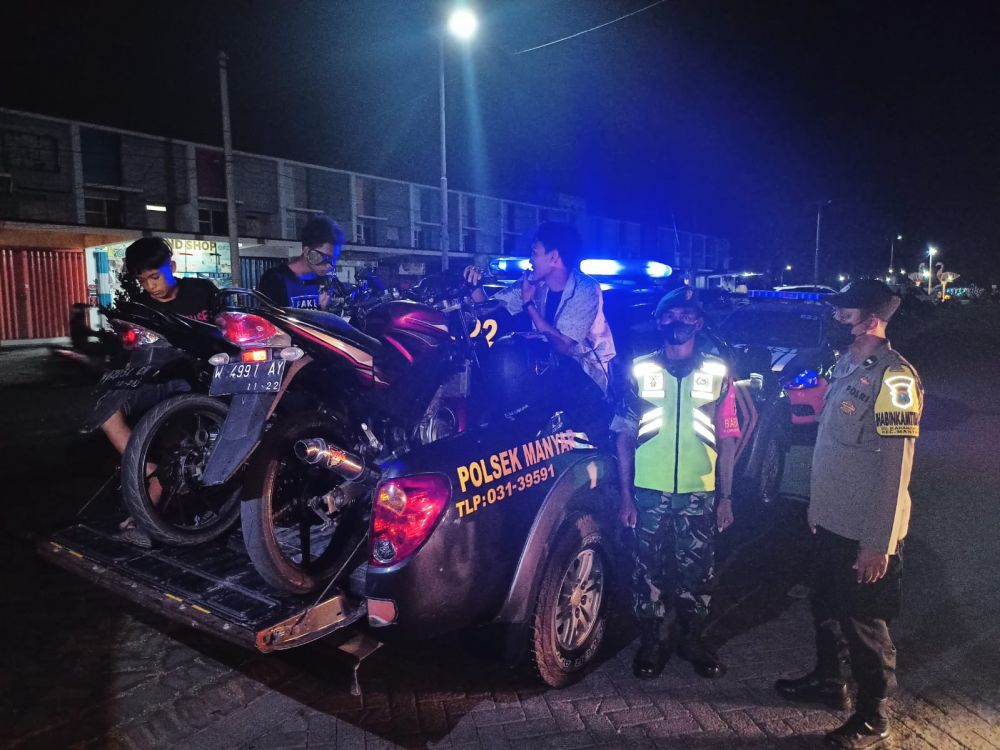 Polsek Manyar bersama Koramil Gresik razia knalpot Brong di perum PPS