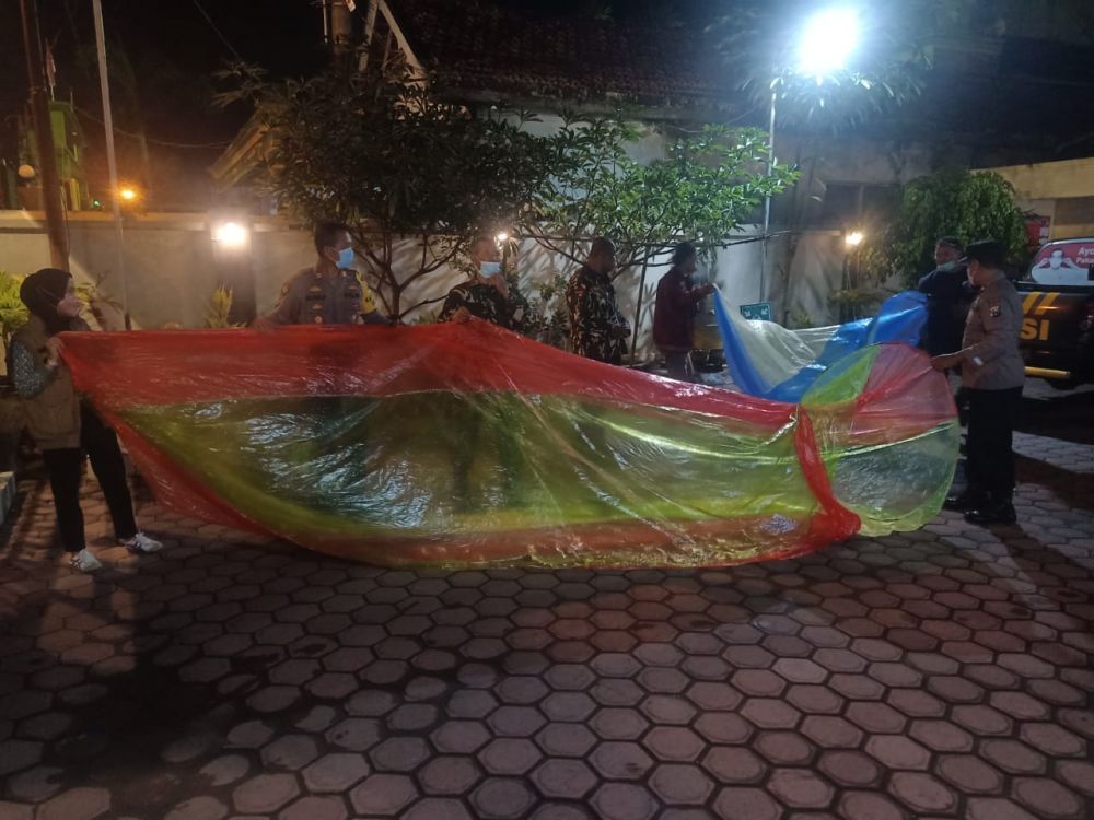 Polsek Besuki bersama PLN UPT Madiun lakukan operasi Balon Udara