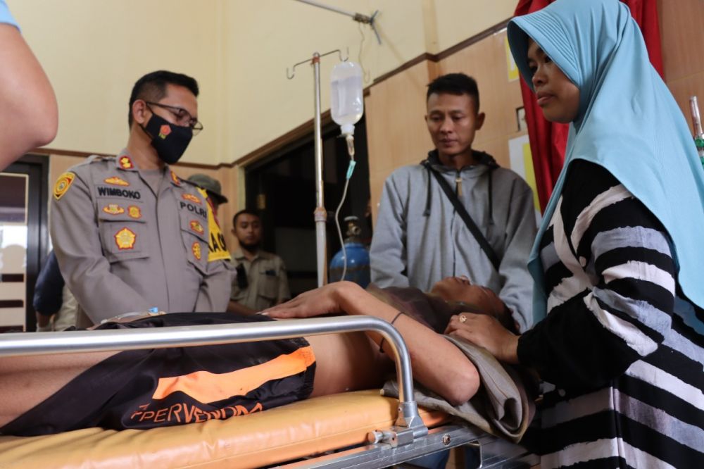 Kapolres Bondowoso AKBP Wimboko saat tinjau pendaki gunung yang terselamatkan